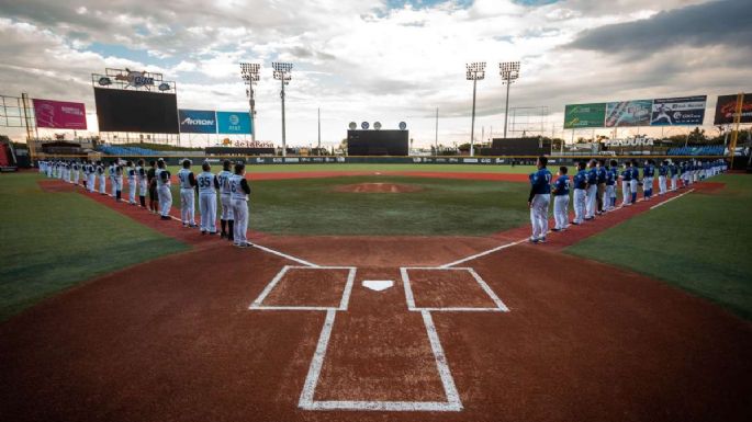 Probeis batea al beisbol femenil