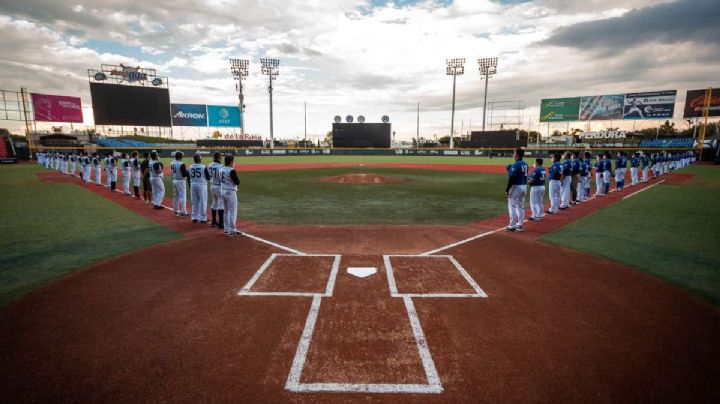 Probeis batea al beisbol femenil