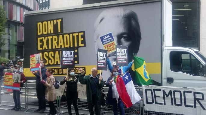 Assange comparece ante un tribunal y rechaza ser extraditado a EU