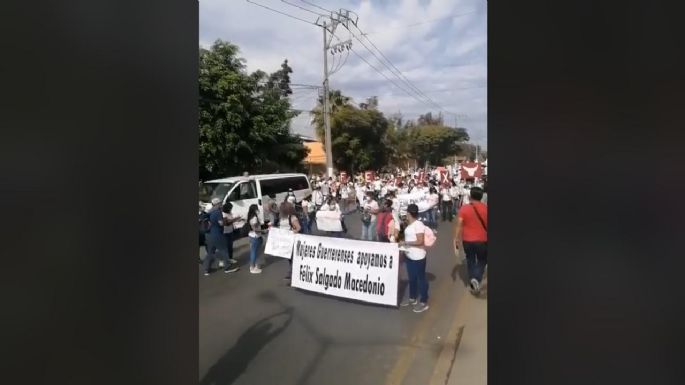 Mujeres marchan en Chilpancingo para manifestar su apoyo a Salgado Macedonio