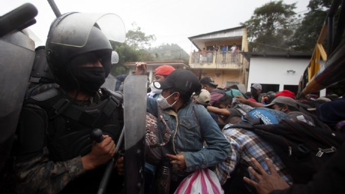 Ejército de Guatemala intenta frenar caravana de migrantes