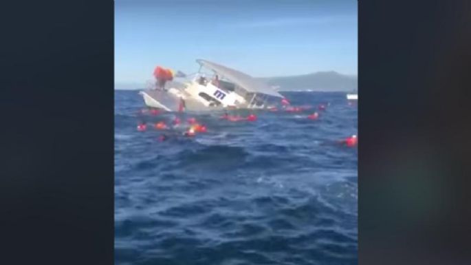 Se hunde embarcación con casi 60 turistas en Puerto Vallarta (Videos)