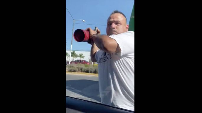 Chofer enfurece contra un conductor que le pidió no tirar basura en la calle (Video)