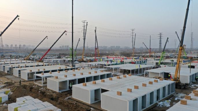 Ante rebrote de covid-19, China construye campo de cuarentena para más de 4 mil personas