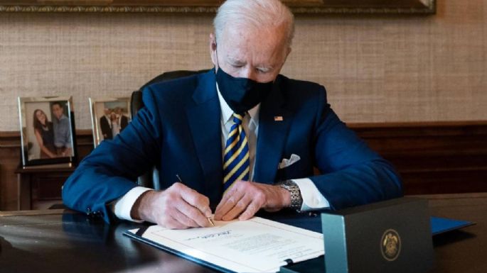 Biden firma dos órdenes ejecutivas para facilitar la llegada de ayudas económicas