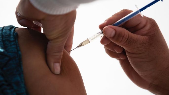 Personas que recibieron vacuna de Pfizer contra covid requerirían tercera dosis