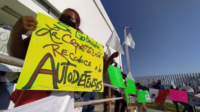 Encadenadas, madre y esposa de autodefensas detenidos en Veracruz exigen su liberación