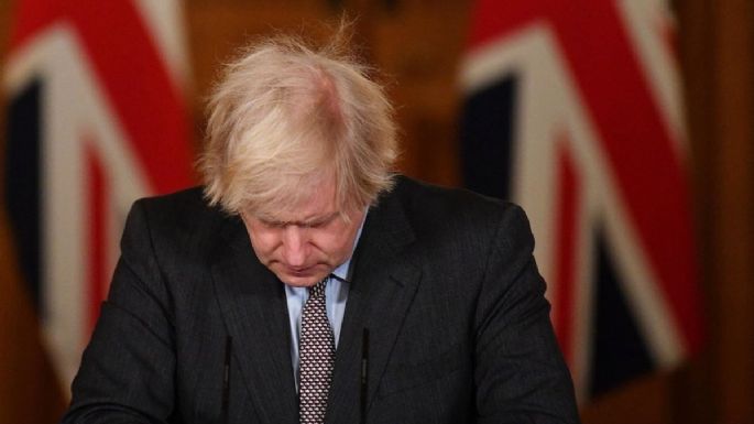 Boris Johnson confirma primera muerte de una persona infectada con variante ómicron