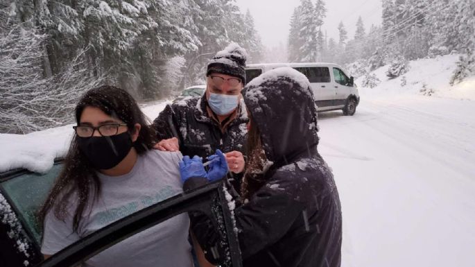 Vacunan a automovilistas varados en la nieve para "salvar" dosis a punto de caducar