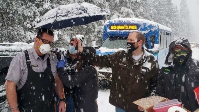 Vacunan a automovilistas varados en la nieve para "salvar" dosis a punto de caducar