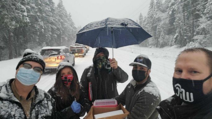 Vacunan a automovilistas varados en la nieve para "salvar" dosis a punto de caducar