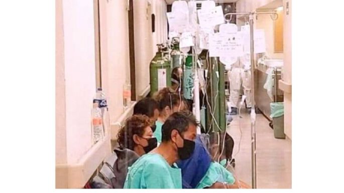 Hospital de Puebla atiende a pacientes con covid-19 en colchonetas sobre los pasillos