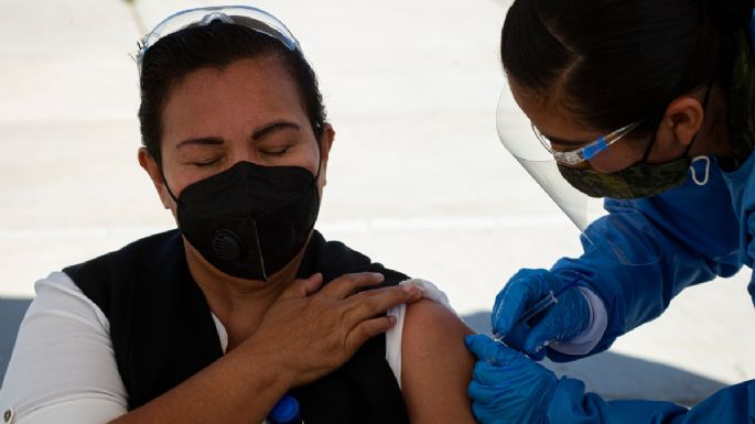 Gobierno de AMLO alista vacunas para personal de hospitales privados y mexicanos en EU