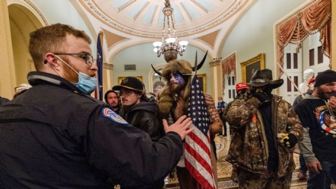 El "chamán bisonte", entre los tres nuevos imputados por el asalto al Capitolio
