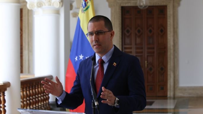 Venezuela denuncia la "grosera injerencia" británica por financiar a medios opositores