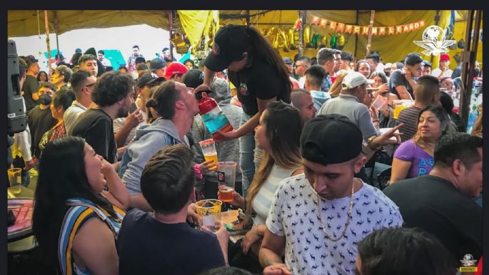 Dos sujetos en moto dispersan a multitud que estaba en "chelería" de Tepito pese a semáforo amarillo