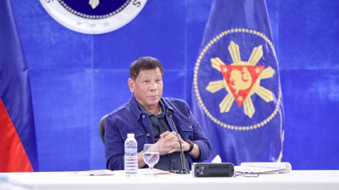 El presidente Duterte quiere vacunar "mientras duermen" a los que se niegan a ser inmunizados