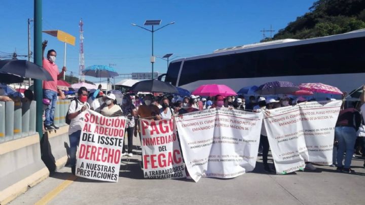 Trabajadores del ISSSTE en Guerrero bloquean carreteras; exigen se aclare adeudo de 13 mil mdp que deja Astudillo