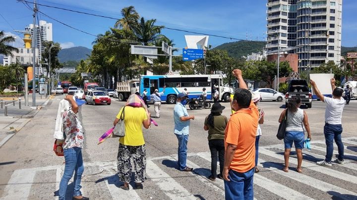 Trabajadores bloquean la costera de Acapulco, demandan auditoría al gobierno de Astudillo