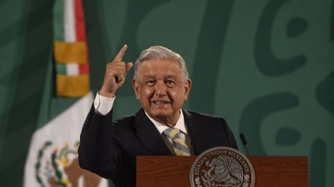 AMLO denuncia campaña de desinformación en medios sobre su reforma eléctrica