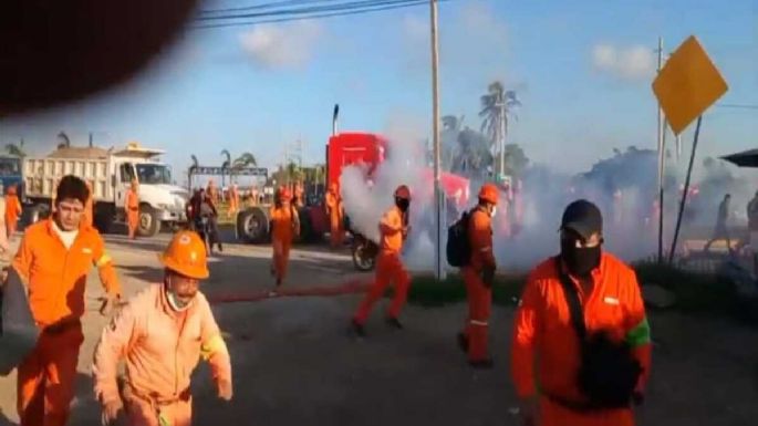 Reportan enfrentamiento entre trabajadores de ICA Fluor y antimotines en Dos Bocas; hay heridos (Videos)