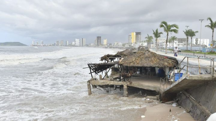 Mazatlán alerta por oleaje de hasta 3 metros por mar de fondo