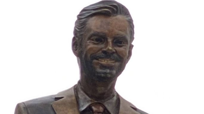 Aseguran que la estatua de Eugenio Derbez en Acapulco será reubicada dentro de un antro