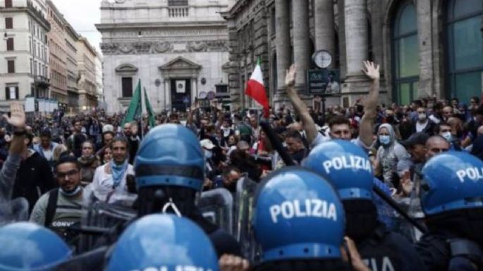Protestas en Italia por la entrada en vigor del "green pass" obligatorio para trabajadores