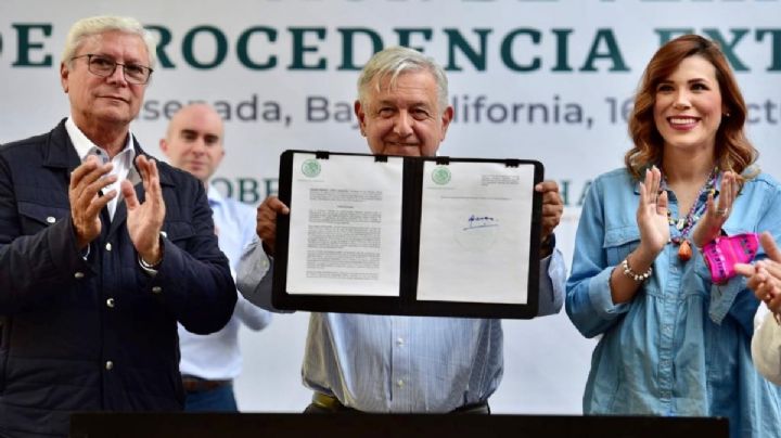 AMLO firma decreto para regularizar los autos chocolate, y promueve la revocación de mandato