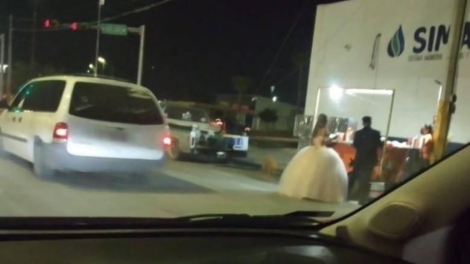 Recién casados comen en puesto de tacos en Torreón