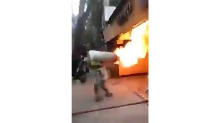 Bombero saca tanque de gas en llamas de un restaurante en la colonia del Valle