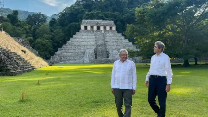 AMLO explica a Kerry sus planes para la energía renovable en México