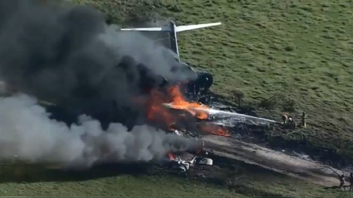 Se desploma en Houston un avión con 21 pasajeros; todos sobreviven (Video)