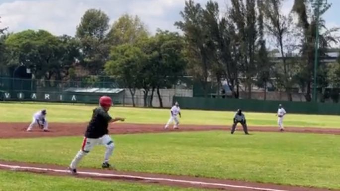 AMLO sufre “pequeño desgarre” en juego de beisbol