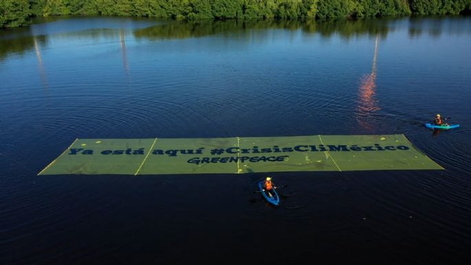 Greenpeace protesta frente a refinería Dos Bocas, megaproyecto emblema de AMLO