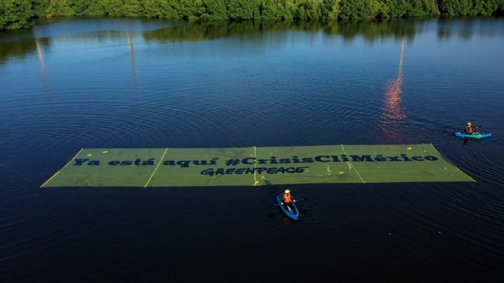 Greenpeace protesta frente a refinería Dos Bocas, megaproyecto emblema de AMLO
