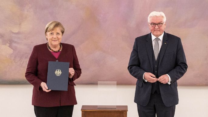 Merkel recibe certificado de su baja como canciller; Barbel Bas, nueva presidenta del Bundestag