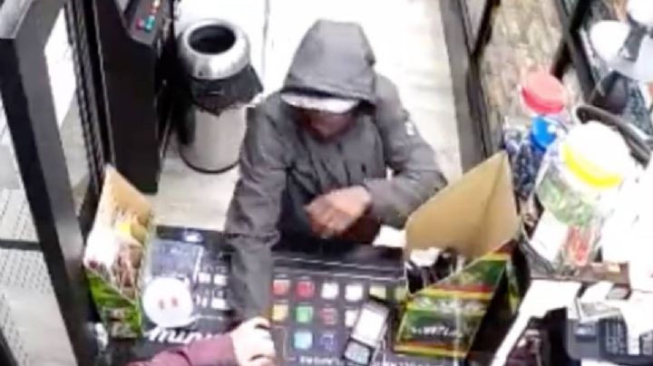 Empleados de una tienda de cigarros dan golpiza a un sujeto que intentó asaltarla (Video)