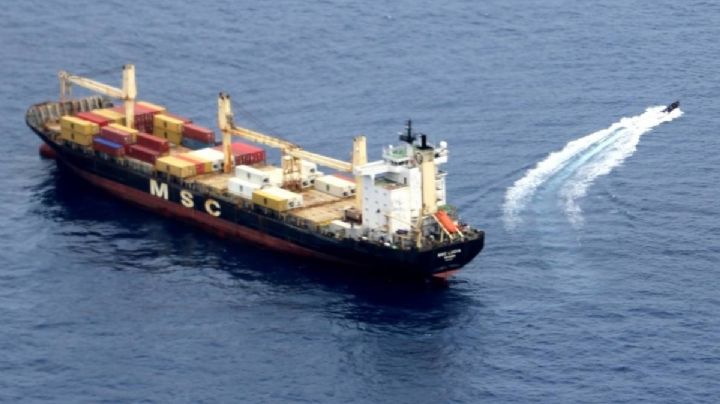 Un buque se incendia en el Mar Rojo tras ser alcanzado por proyectil disparado desde Yemen