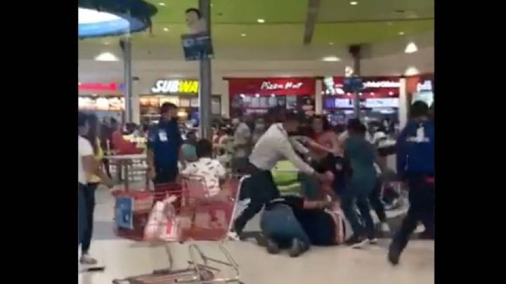 Familias pelean por una mesa en una plaza comercial y las captan en video