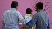 Pareja homoparental recibe en adopción a un niño en Morelos