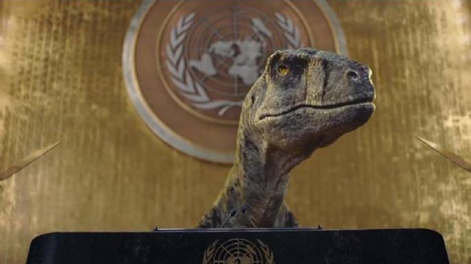 “No elijan la extinción”, urge dinosaurio que irrumpe en la ONU para advertir sobre el cambio climático (Video)