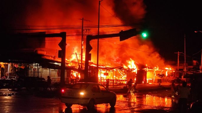 Un incendio consume al menos 20 puestos en la Central de Abastos de Acapulco