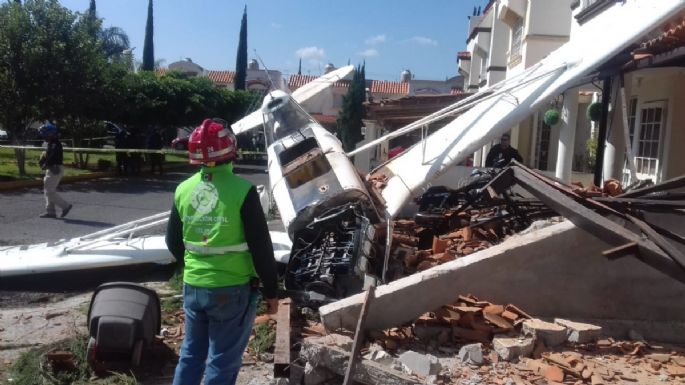 Se desploma avioneta fumigadora en calles de Celaya