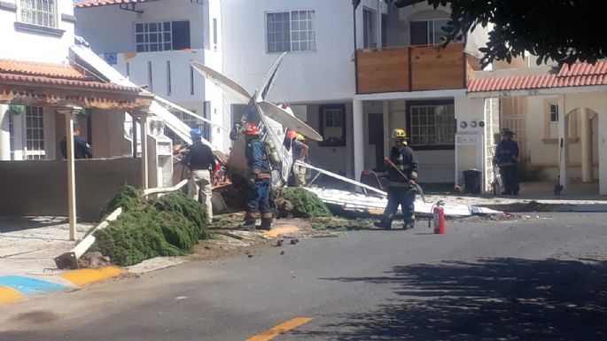 Se desploma avioneta fumigadora en calles de Celaya