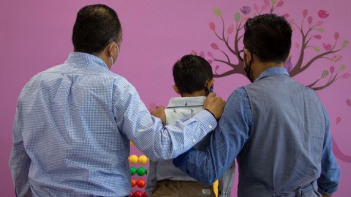Pareja homoparental recibe en adopción a un niño en Morelos