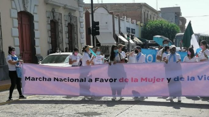 Grupos provida marcharon en Colima "a favor de la mujer"