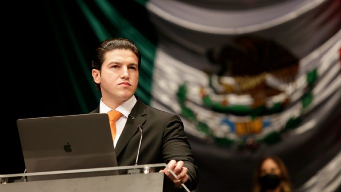 Samuel García modifica el escudo de Nuevo León; incluye su eslogan de campaña