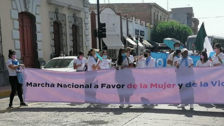 Grupos provida marcharon en Colima "a favor de la mujer"