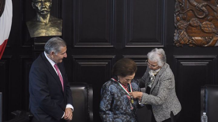 Sin AMLO presente, esto fue lo que dijo Ifigenia Martínez al recibir la medalla Belisario Domínguez